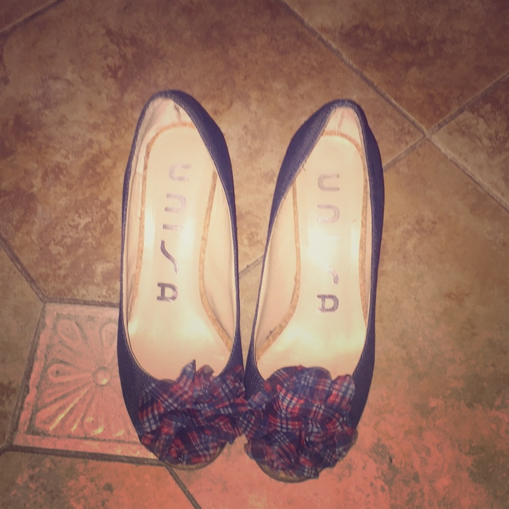 Heels with blue and red flowers